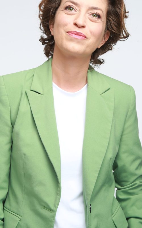 photo de valerie chartrain en costume vert